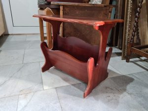 Масичка с поставка за вестници