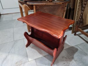 Масичка с поставка за вестници