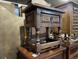 Масивно шкафче