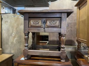 Масивно шкафче