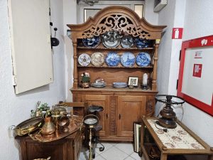 Антикварен бюфет с етажерки