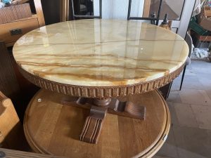 Кръгла маса с оникс и резбована основа