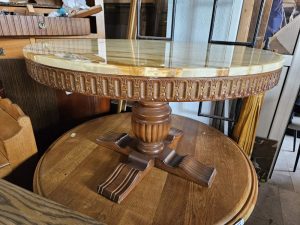 Кръгла маса с оникс и резбована основа