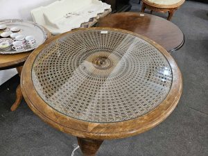 Кръгла маса с ратан и стъклo стил Луи 15