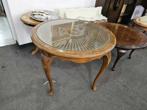 Кръгла маса с ратан и стъклo стил Луи 15