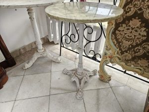 Кръгла маса с мраморен плот