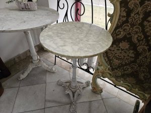 Кръгла маса с мраморен плот