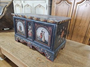 Ръчно рисуван ретро сандък