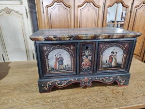 Ръчно рисуван ретро сандък