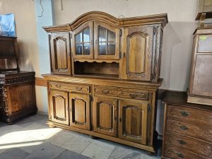 Голям масивен бюфет