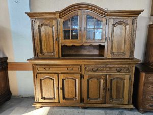 Голям масивен бюфет