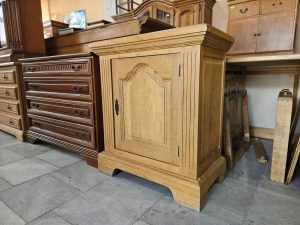 Масивен шкаф от светъл дъб