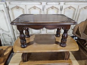 Масивна холна маса с дърворезба и чекмедже