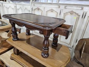 Масивна холна маса с дърворезба и чекмедже