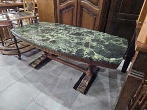 Масивна холна маса с мраморен плот