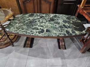 Масивна холна маса с мраморен плот