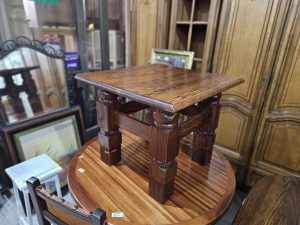 Масивна дървена масичка със струговани крака