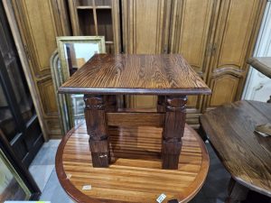 Масивна дървена масичка със струговани крака