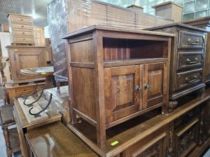 Масивно шкафче