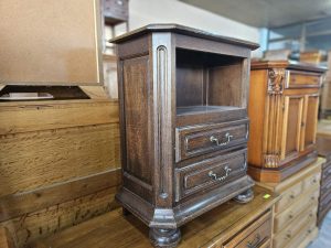 Масивно шкафче