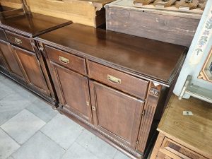 Класически шкаф с месингови дръжки