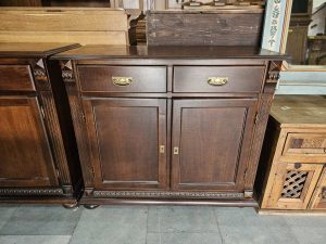 Класически шкаф с месингови дръжки