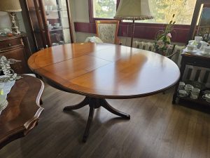 Разтегателна кръгла маса