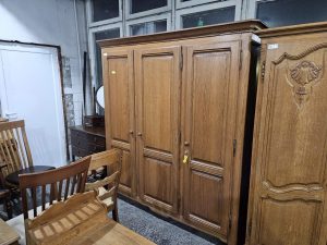 Трикрилен гардероб