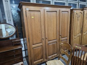 Трикрилен гардероб