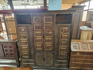 Масивен винарен шкаф с пейки и маса