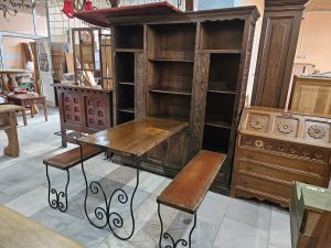 Масивен винарен шкаф с пейки и маса