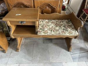 Ретро шкафче със седалка