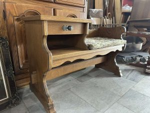 Ретро шкафче със седалка