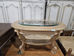 Овална холна маса със стъклен плот