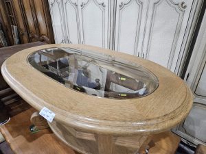 Овална холна маса със стъклен плот