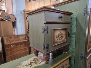 Ръчно рисувано шкафче