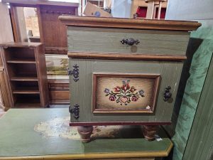 Ръчно рисувано шкафче