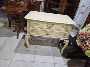 Шкафче стил Луи 15 с декоративна резба