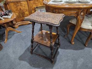 Поставка с дърворезба