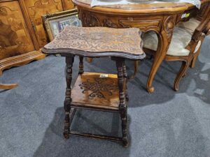 Поставка с дърворезба