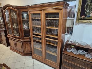 Масивна стъклена витрина-библиотека