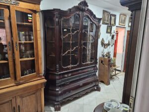 Антикварна витрина в стил Чипъндейл