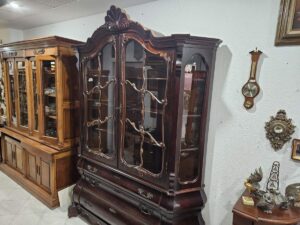 Антикварна витрина в стил Чипъндейл