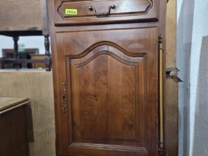 Масивно шкафче