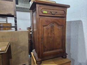 Масивно шкафче