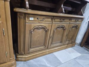 Масивен дресоар