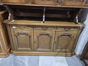 Масивен дресоар