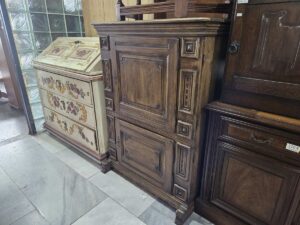 Масивен шкаф