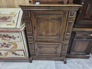 Масивен шкаф