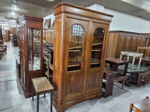 Класическа френска витрина с остъклени врати